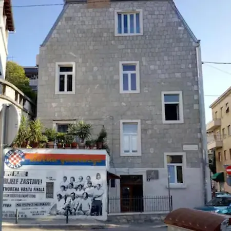 Flora Apartment *